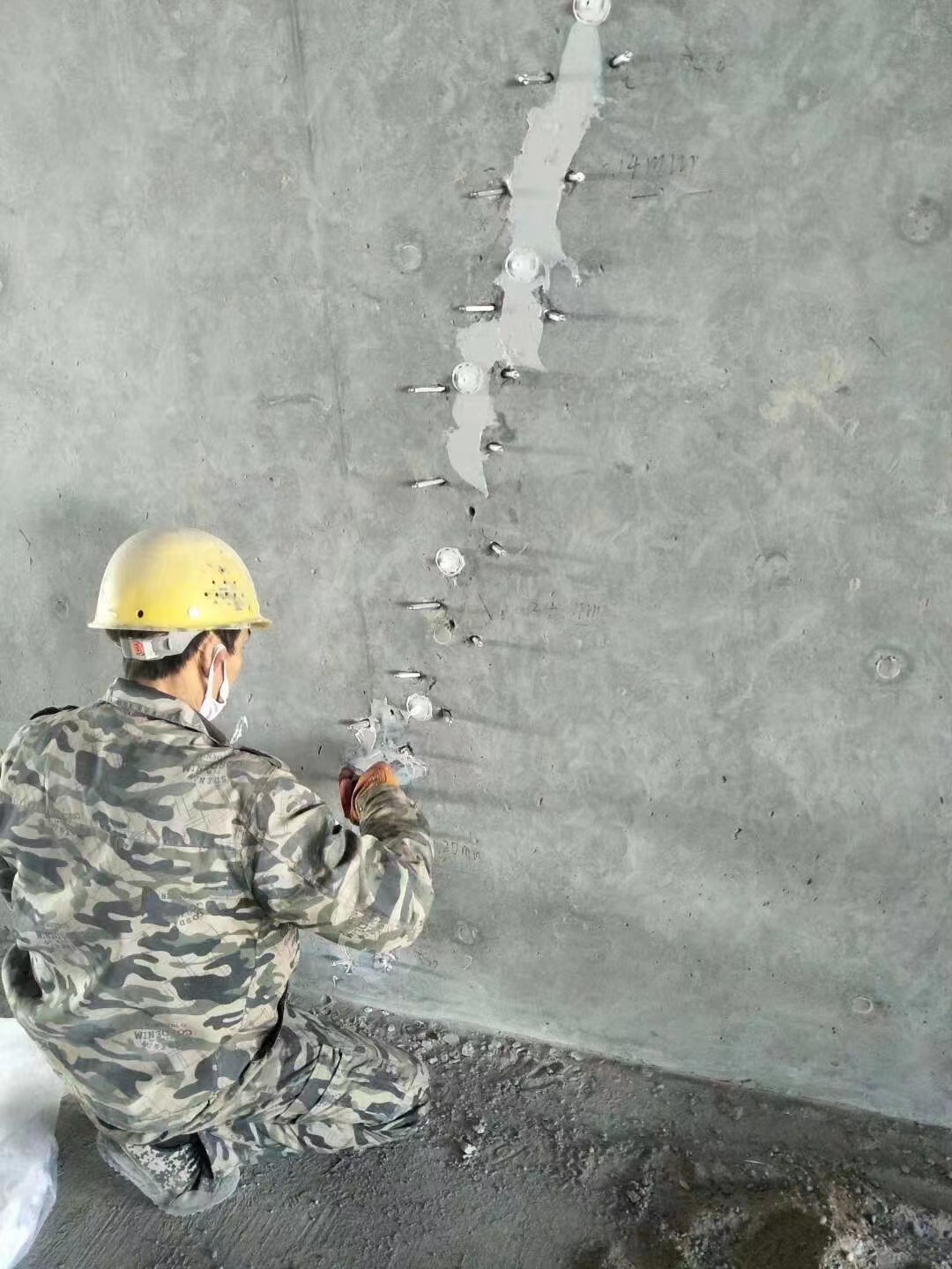 广州混凝土楼板裂缝加固施工的方案